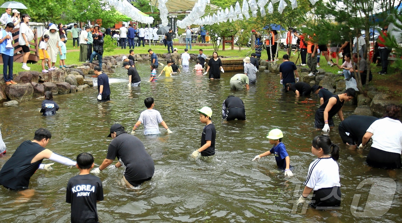 (인제=뉴스1) 이종재 기자 = 7일 '제16회 마의태자 문화제'가 열린 강원 인제군 상남면 상남2리 마의태자 권역에서 참가자들이 송어잡기 체험을 하고 있다.상남면과 마의태자문화제 …