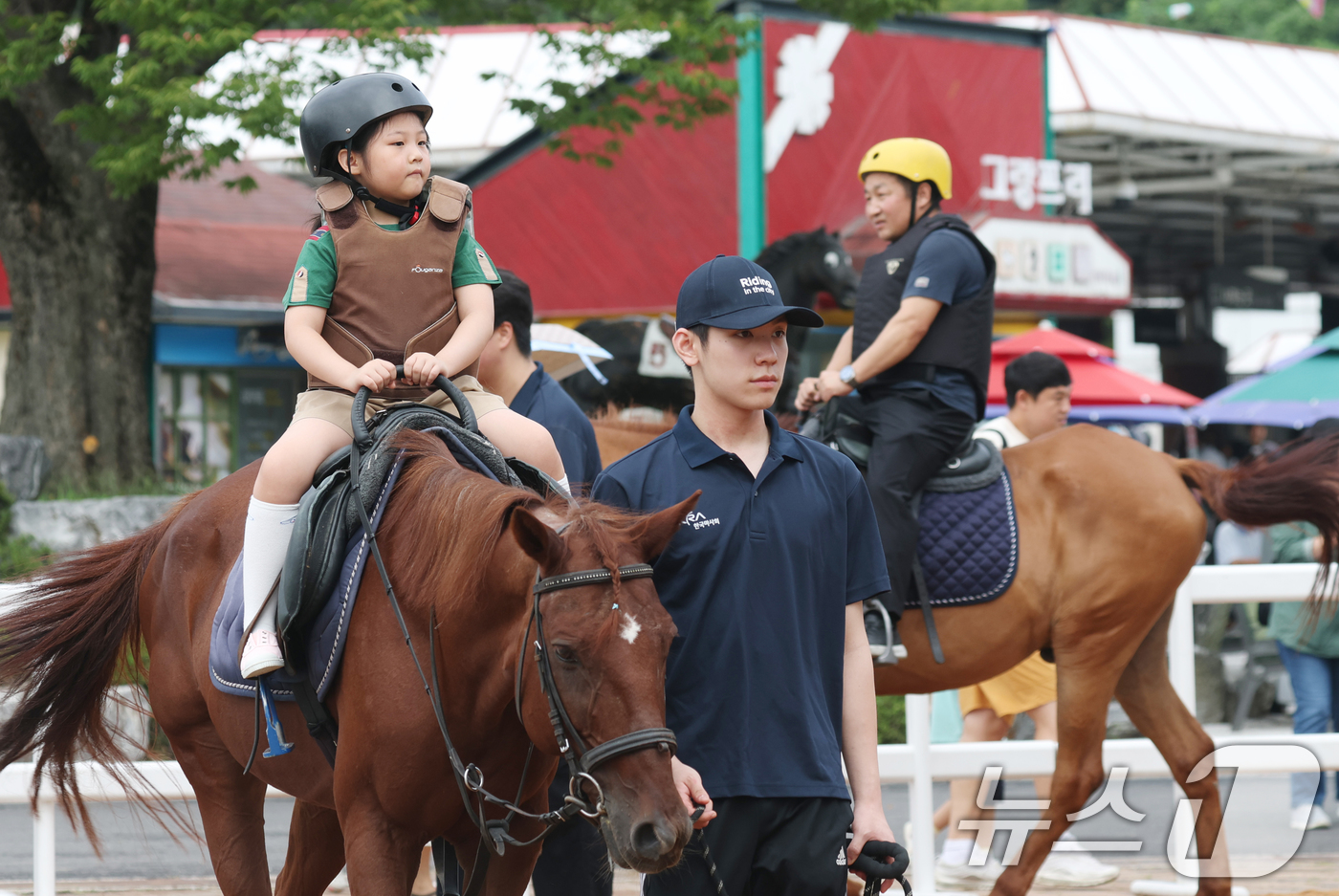 (과천=뉴스1) 김영운 기자 = 제8회 OBS 코리아컵&코리아스트린트 경주가 열린 7일 경기 과천시 렛츠런파크 서울에서 아이들이 승마체험을 하고 있다.이번 코리아컵 개최를 기념해 …