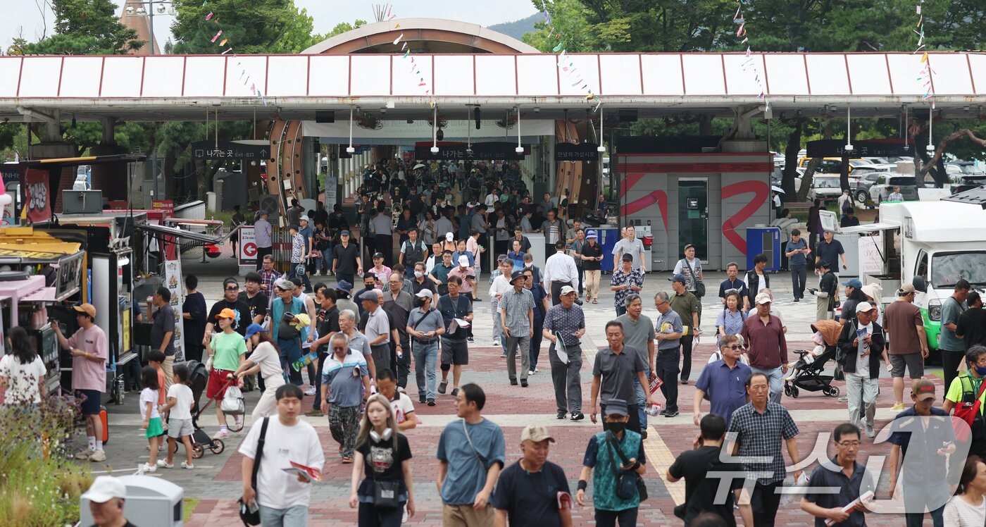 본문 이미지 - 제8회 OBS 코리아컵&코리아스트린트 경주가 열린 7일 경기 과천시 렛츠런파크 서울에 관람객들이 입장하고 있다. 이번 코리아컵 개최를 기념해 시작되는 가을 축제에는 다양한 체험형 프로그램과 먹거리존을 즐길 수 있다. 2025.9.7/뉴스1 ⓒ News1 김영운 기자