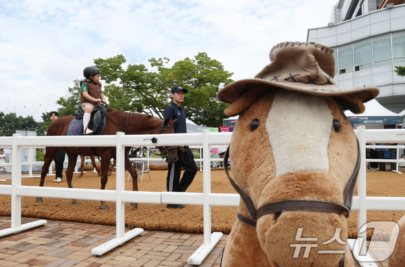 (과천=뉴스1) 김영운 기자 = 제8회 OBS 코리아컵&코리아스트린트 경주가 열린 7일 경기 과천시 렛츠런파크 서울에서 아이들이 승마체험을 하고 있다.이번 코리아컵 개최를 기념해 …
