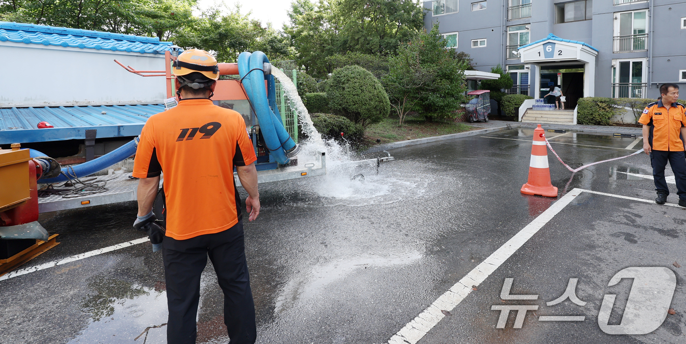 (군산=뉴스1) 유경석 기자 = 7일 전북 군산시 문화동 한 아파트가 밤사이 내린 집중호우에 단전이 된 가운데 소방관들이 폭우에 잠긴 기계실에서 물을 빼내고 있다. 2025.9.7 …