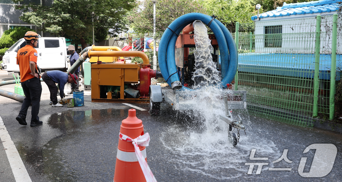 (군산=뉴스1) 유경석 기자 = 7일 전북 군산시 문화동 한 아파트가 밤사이 내린 집중호우에 단전이 된 가운데 소방관들이 폭우에 잠긴 기계실에서 물을 빼내고 있다. 2025.9.7 …