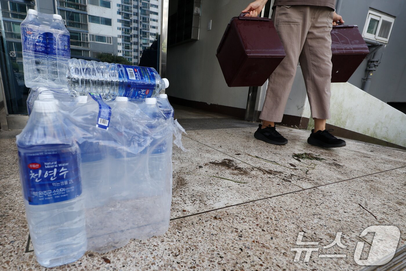 본문 이미지 - 7일 전북 군산시 문화동 한 아파트가 밤사이 내린 집중호우에 단수가 된 가운데 비상 급수를 실시하며 생수를 배부하고 있다. 2025.9.7/뉴스1 ⓒ News1 유경석 기자