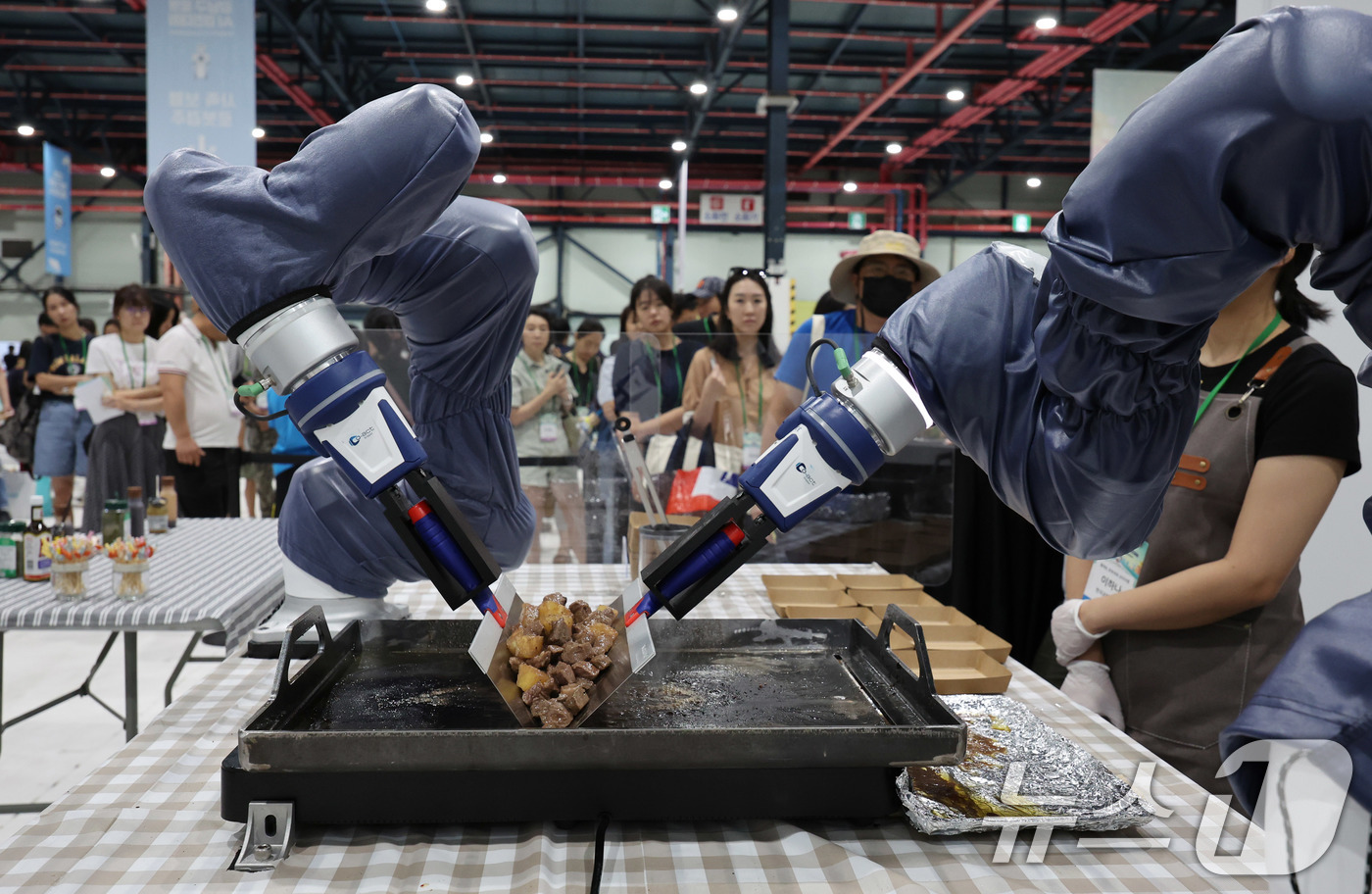 (서울=뉴스1) 박지혜 기자 = 7일 서울 강남구 세텍(SETEC) 제1·2전시장에서 열린 ‘2025 강남구 로봇·AI 경진대회’에서 로봇셰프가 요리를 하고 있다.이날 로봇셰프 대 …