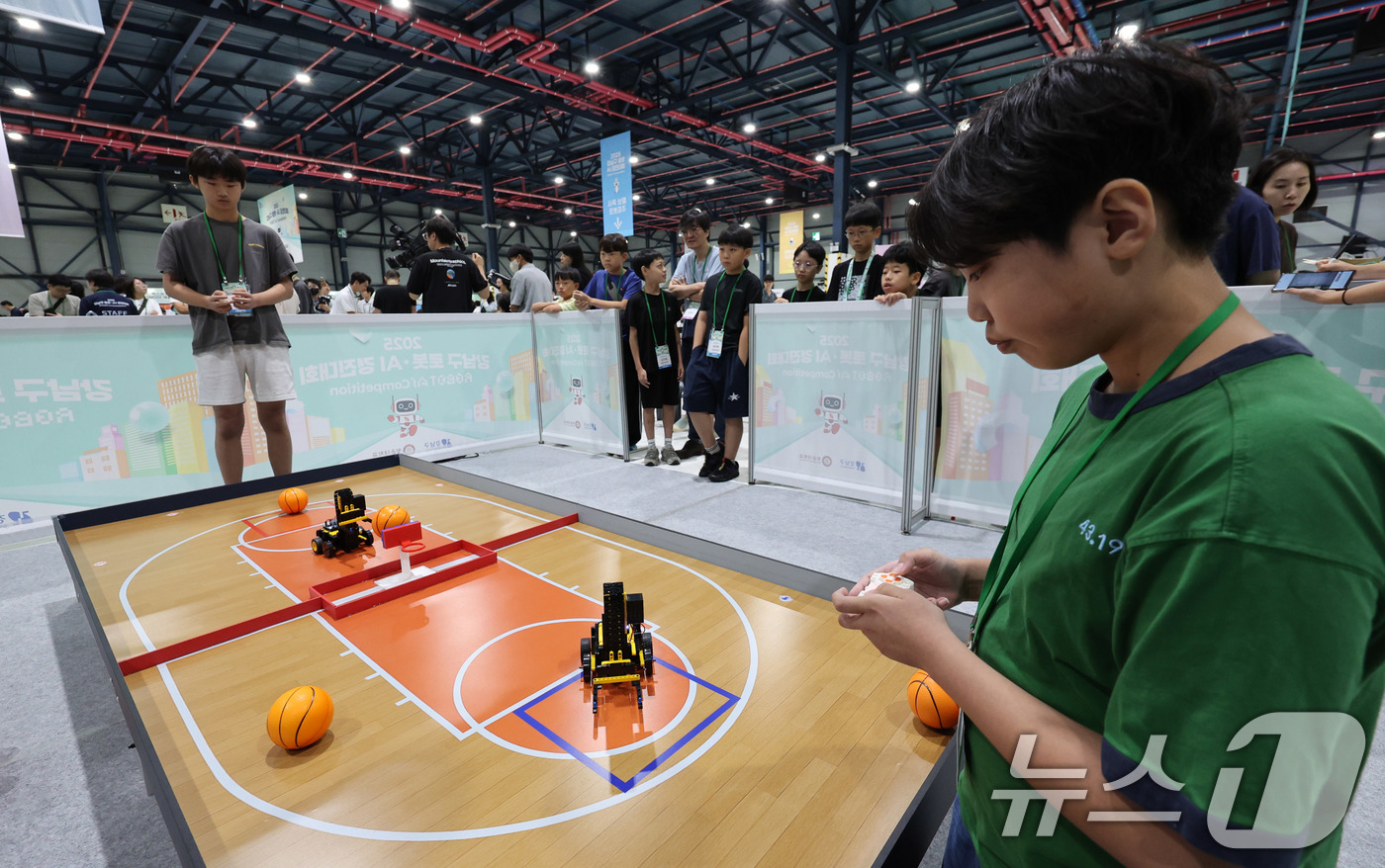 (서울=뉴스1) 박지혜 기자 = 7일 서울 강남구 세텍(SETEC) 제1·2전시장에서 열린 ‘2025 강남구 로봇·AI 경진대회’에서 학생들이 로봇농구 대결을 벌이고 있다.강남구와 …