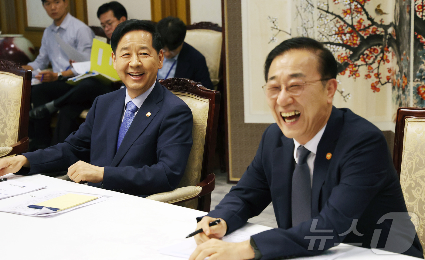 (서울=뉴스1) 임세영 기자 = 구윤철 경제부총리 겸 기획재정부 장관과 김윤덕 국토교통부 장관이 7일 서울 종로구 정부서울청사에서 열린 부동산관계장관회의에서 대화를 나누고 있다. …