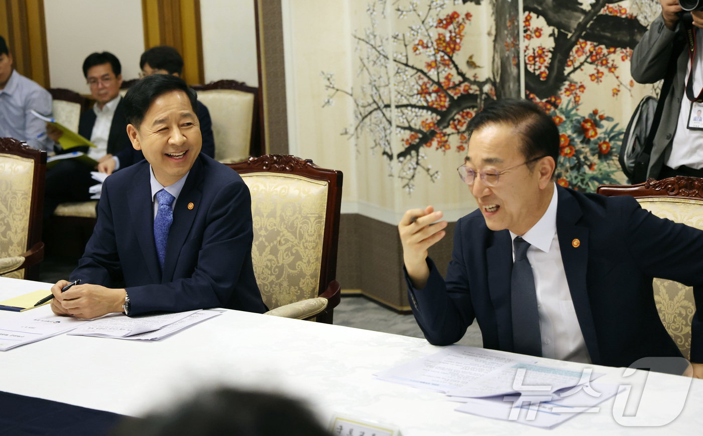 (서울=뉴스1) 임세영 기자 = 구윤철 경제부총리 겸 기획재정부 장관과 김윤덕 국토교통부 장관이 7일 서울 종로구 정부서울청사에서 열린 부동산관계장관회의에서 대화를 나누고 있다. …