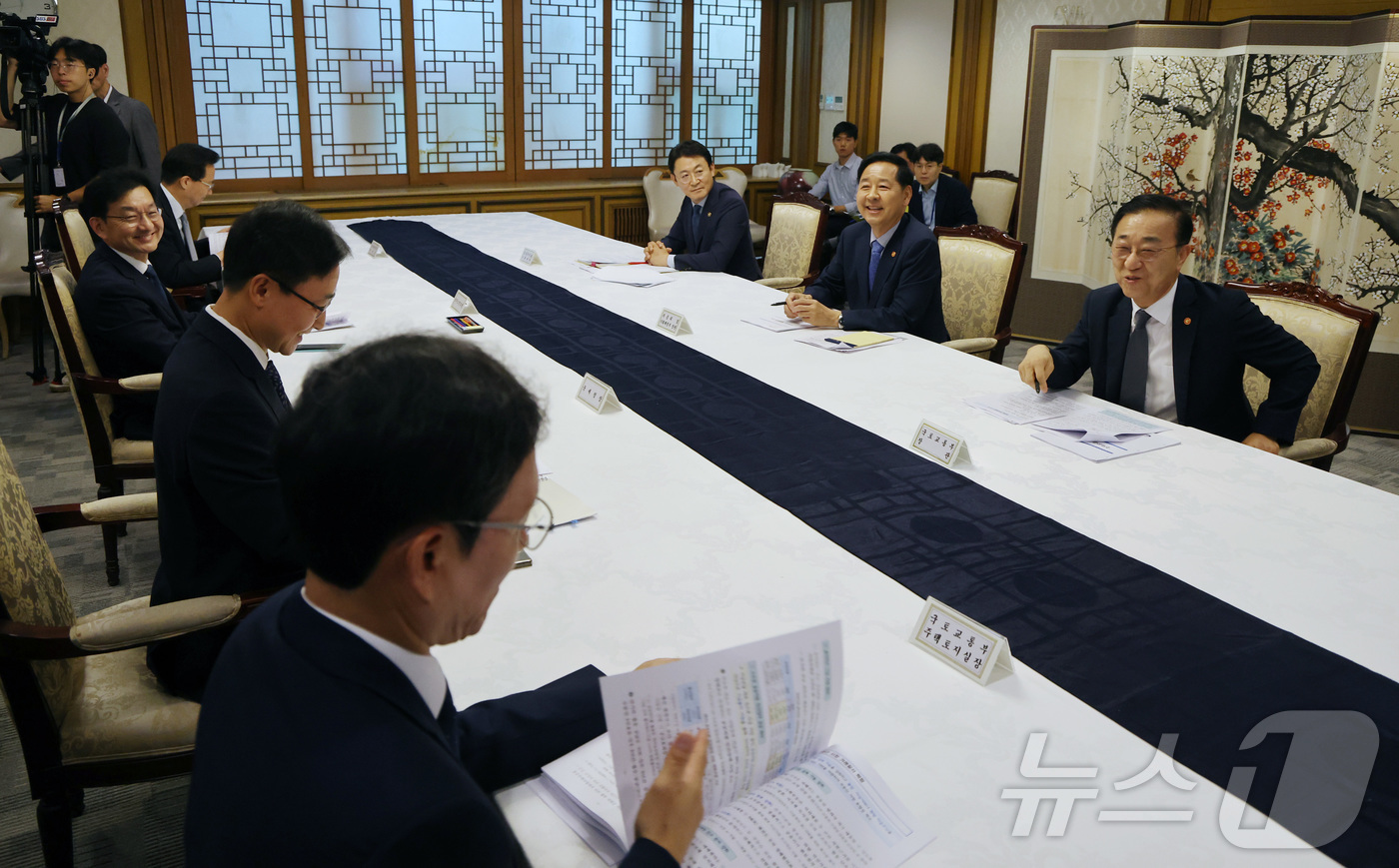 (서울=뉴스1) 임세영 기자 = 구윤철 경제부총리 겸 기획재정부 장관과 김윤덕 국토교통부 장관을 비롯한 참석자들이 7일 서울 종로구 정부서울청사에서 열린 부동산관계장관회의에서 대화 …