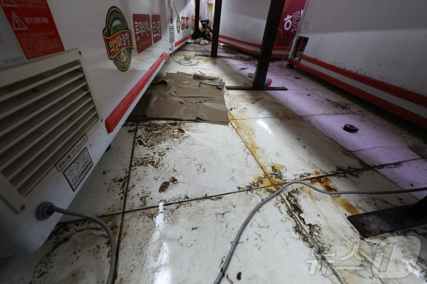 본문 이미지 - 전북지역에 극한호우가 내린 7일 침수됐던 전북 군산시 문화동 한 마트 냉동고 아래 폭우의 흔적이 남아있다. 2025.9.7/뉴스1 ⓒ News1 유경석 기자