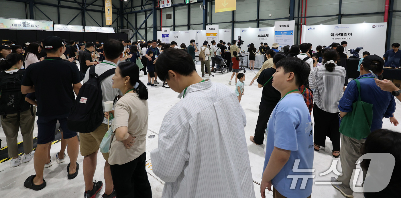 (서울=뉴스1) 박지혜 기자 = 7일 서울 강남구 세텍(SETEC) 제1·2전시장에서 열린 ‘2025 강남구 로봇·AI 경진대회’를 찾은 관람객들이 로봇셰프가 만든 요리를 시식하기 …