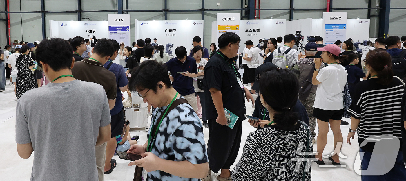 (서울=뉴스1) 박지혜 기자 = 7일 서울 강남구 세텍(SETEC) 제1·2전시장에서 열린 ‘2025 강남구 로봇·AI 경진대회’를 찾은 관람객들이 로봇셰프가 만든 요리를 시식하기 …