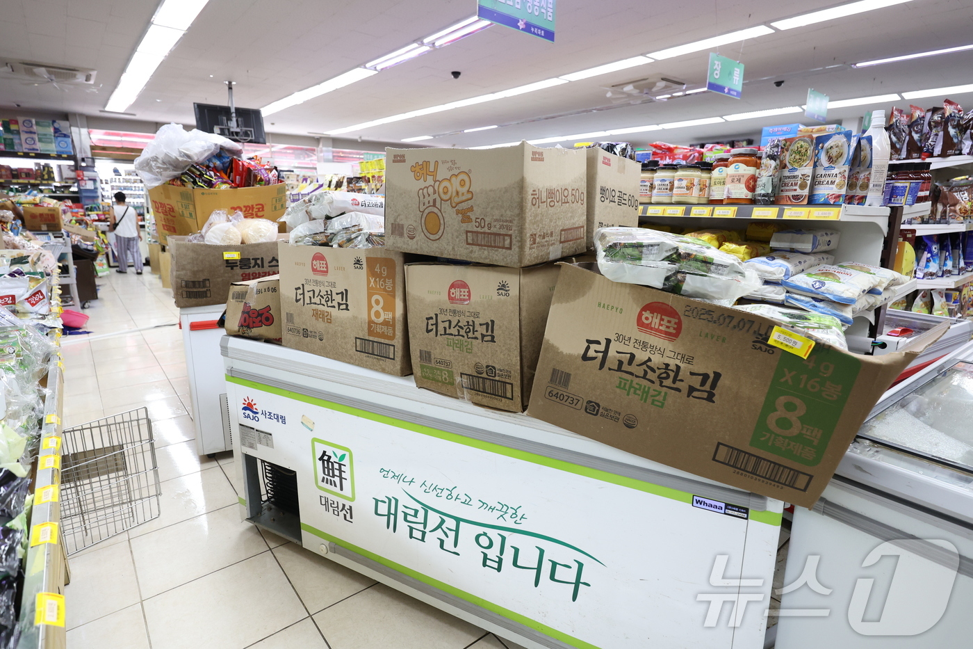 (군산=뉴스1) 유경석 기자 = 전북지역에 극한호우가 내린 7일 침수됐던 전북 군산시 문화동 한 마트 냉동고 아래 폭우의 흔적이 남아있다. 2025.9.7/뉴스1