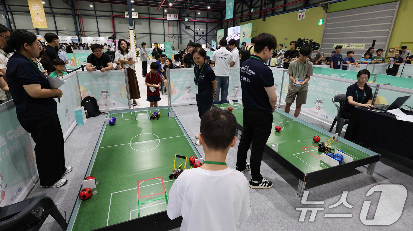 (서울=뉴스1) 박지혜 기자 = 7일 서울 강남구 세텍(SETEC) 제1·2전시장에서 열린 ‘2025 강남구 로봇·AI 경진대회’에서 학생들이 로봇 축구 경기에 참가하고 있다.강남 …