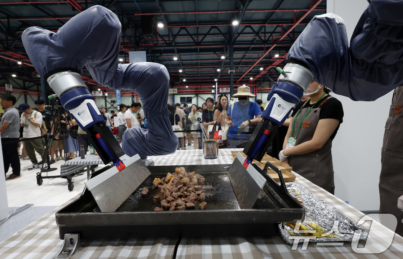 (서울=뉴스1) 박지혜 기자 = 7일 서울 강남구 세텍(SETEC) 제1·2전시장에서 열린 ‘2025 강남구 로봇·AI 경진대회’에서 로봇셰프가 요리를 하고 있다.이날 로봇셰프 대 …