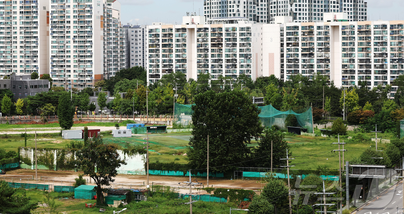 (서울=뉴스1) 장수영 기자 = 7일 서울 도봉구 성균관대 야구장의 모습.정부가 이날 발표한 ‘주택공급 확대방안’에 따르면 이곳에 1800세대가 공급된다. 정부는 도심 내 주택공급 …