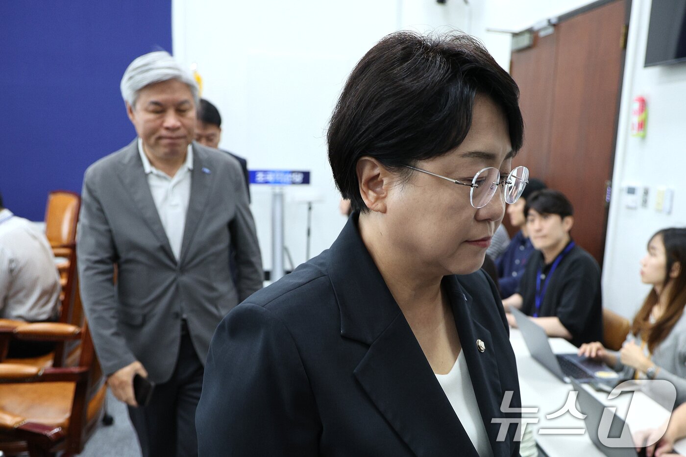 본문 이미지 - 김선민 조국혁신당 대표 권한대행이 7일 오후 서울 여의도 국회에서 가진 긴급 최고위원회의에서 지도부 전원 사퇴를 밝힌 후 회의실을 나서고 있다. 2025.9.7/뉴스1 ⓒ News1 신웅수 기자