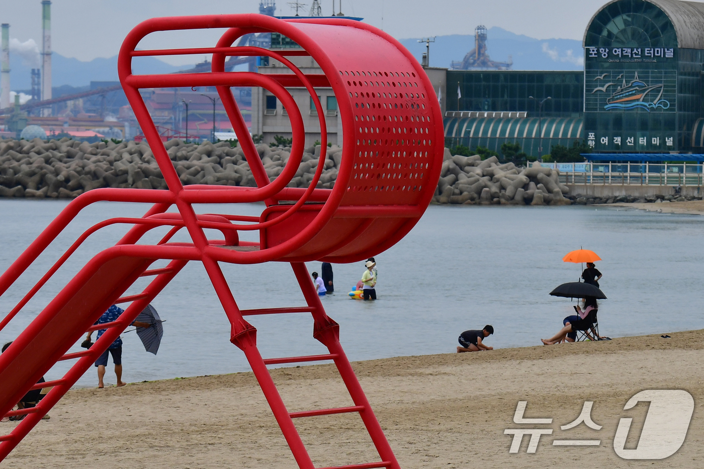 (포항=뉴스1) 최창호 기자 = 7일 경북 포항시 북구 영일대해수욕장에서 시민과 관광객들이 바닷물에 발을 담그고 있다.  2025.9.7/뉴스1