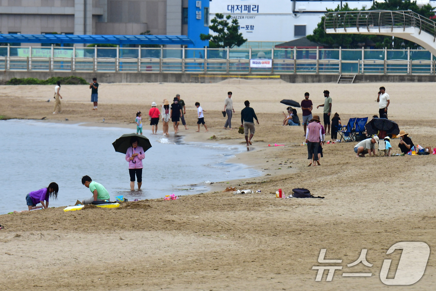 (포항=뉴스1) 최창호 기자 = 절기상 백로인 7일 경북 포항시 북구 영일대해수욕장에서 시민과 관광객들이 백사장에서 더위를 식히고 있다.  2025.9.7/뉴스1
