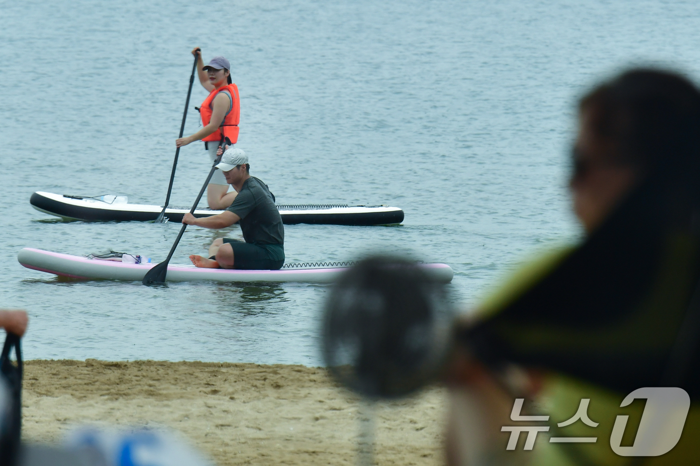 (포항=뉴스1) 최창호 기자 = 절기상 백로인 7일 경북 포항시 북구 영일대해수욕장에서 시민과 관광객들 더위를 식히고 있다. 2025.9.7/뉴스1