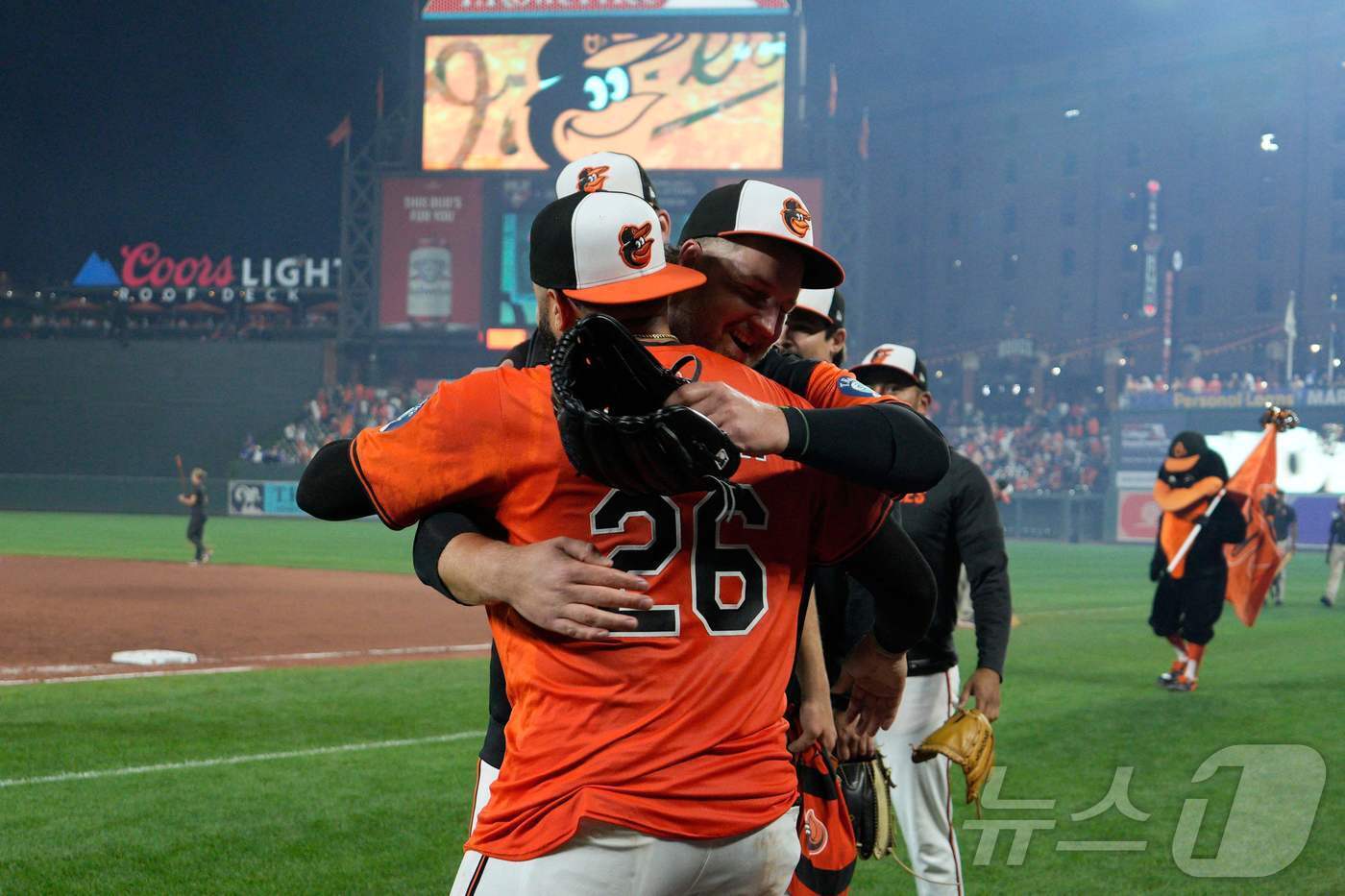 본문 이미지 - 7일(한국시간) 야마모토 요시노부의 노히터를 깬 후 LA 다저스를 상대로 역전 끝내기 승리를 거둔 볼티모어 오리올스 선수들이 기뻐하고 있다. ⓒ AFP=뉴스1