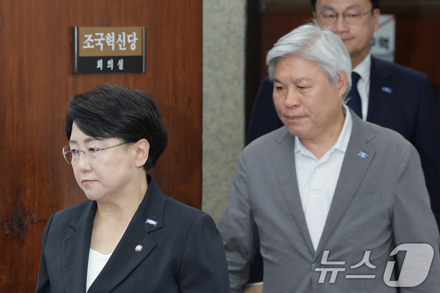 (서울=뉴스1) 신웅수 기자 = 김선민 조국혁신당 대표 권한대행과 서왕진 원내대표가 7일 오후 서울 여의도 국회에서 가진 긴급 최고위원회의에 참석하고 있다.이날 조국혁신당 지도부는 …