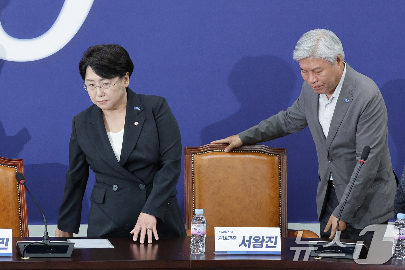 본문 이미지 - 김선민 조국혁신당 대표 권한대행과 서왕진 원내대표가 7일 오후 서울 여의도 국회에서 가진 긴급 최고위원회의에 참석하고 있다. 이날 조국혁신당 지도부는 성 비위 파문과 관련해 지도부 전원 사퇴를 밝혔다. 2025.9.7/뉴스1 ⓒ News1 신웅수 기자