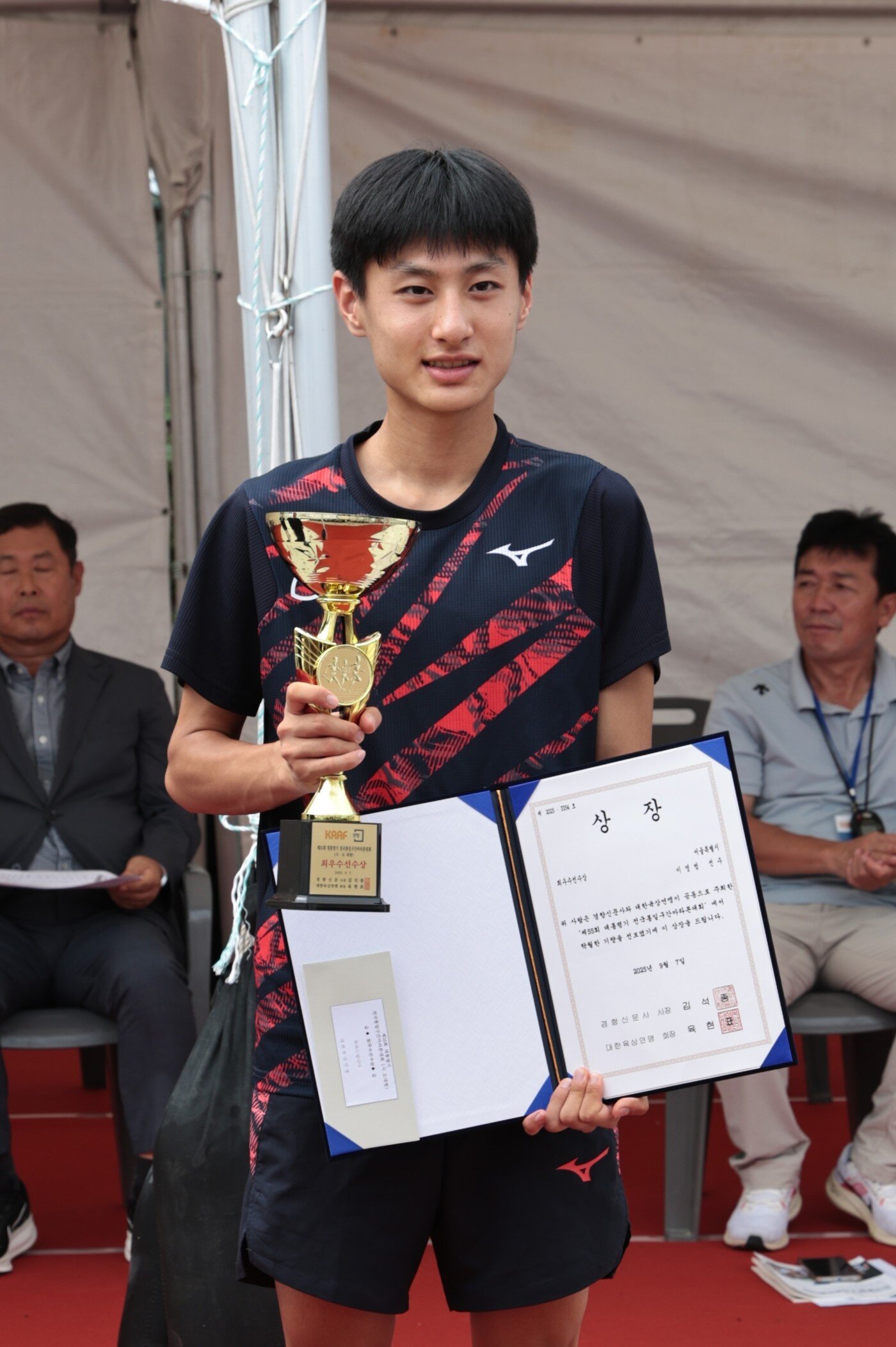 본문 이미지 - 시도 대항전 MVP를 받은 이영범&#40;배문고&#41;. &#40;대한육상연맹 제공&#41;