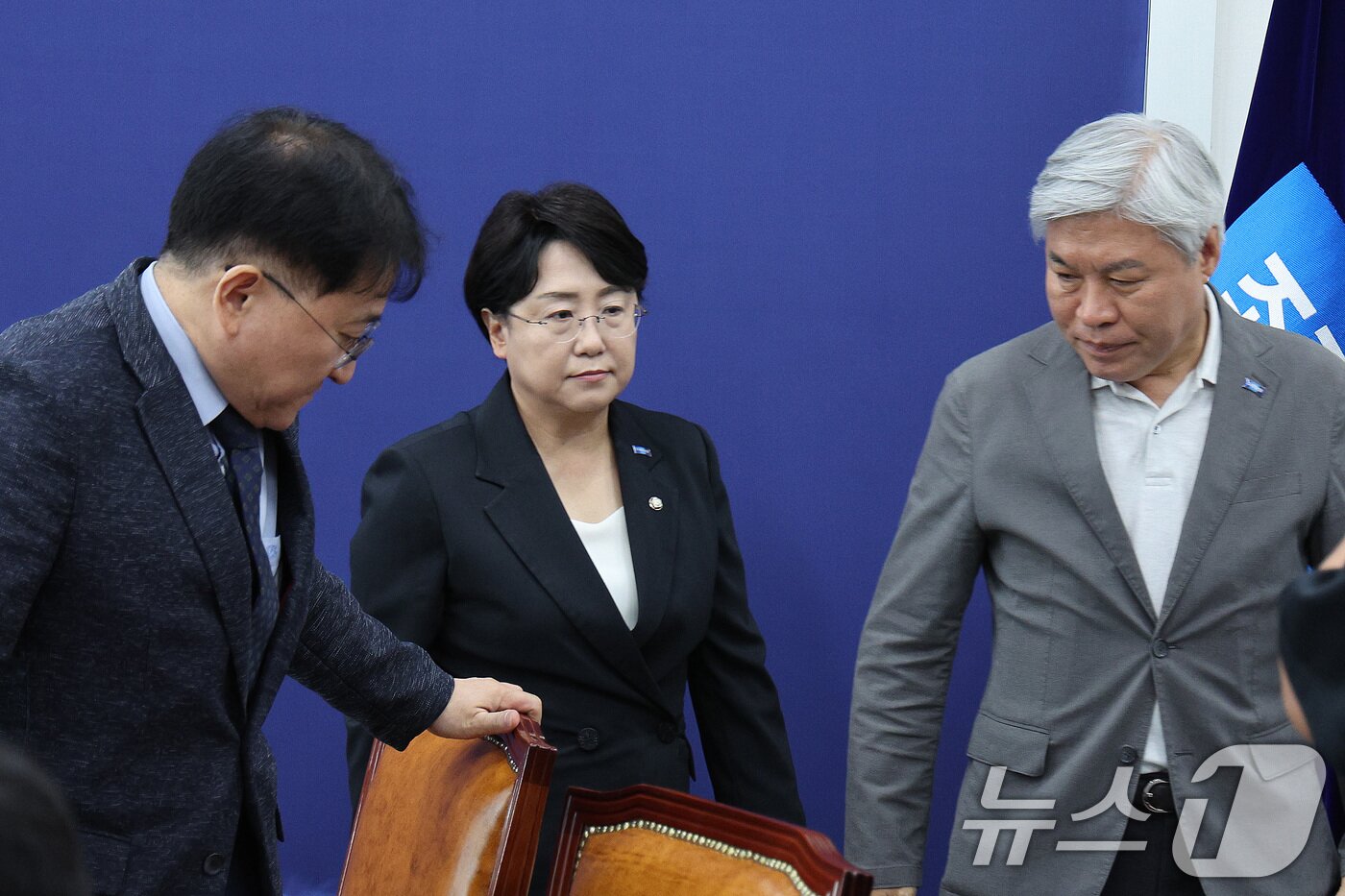 본문 이미지 - 김선민 조국혁신당 대표 권한대행이 7일 오후 서울 여의도 국회에서 가진 긴급 최고위원회의에서 지도부 전원 사퇴를 밝힌 후 회의실을 나서고있다. 2025.9.7/뉴스1 ⓒ News1 신웅수 기자