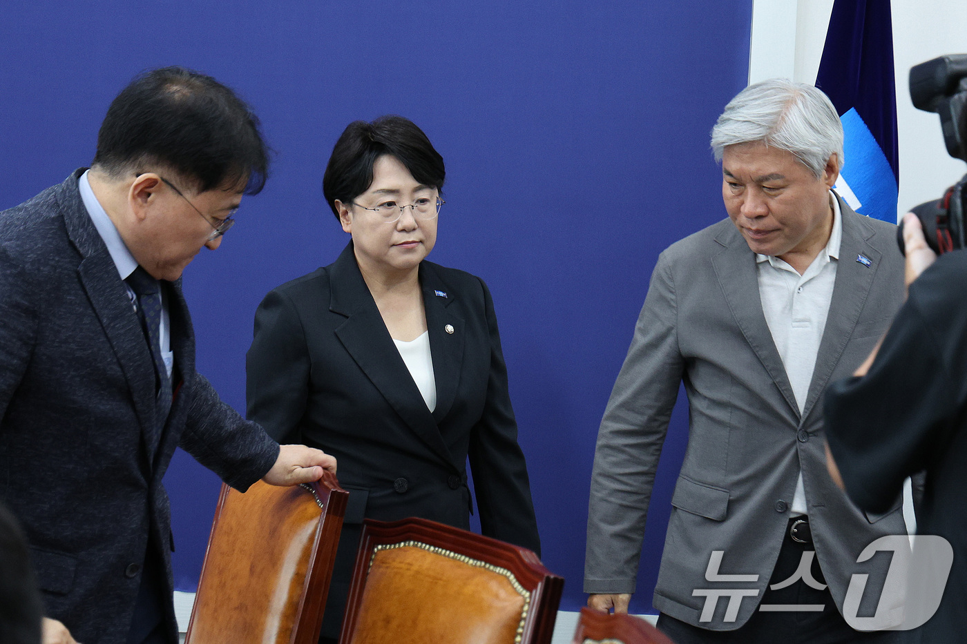 (서울=뉴스1) 신웅수 기자 = 김선민 조국혁신당 대표 권한대행이 7일 오후 서울 여의도 국회에서 가진 긴급 최고위원회의에서 지도부 전원 사퇴를 밝힌 후 회의실을 나서고 있다. 2 …