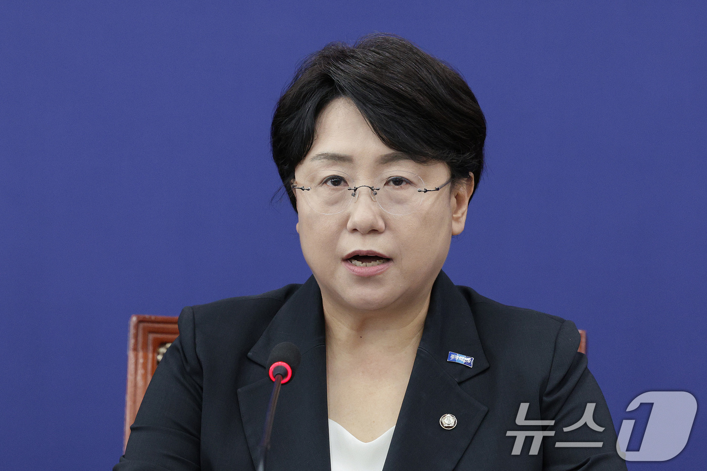 (서울=뉴스1) 신웅수 기자 = 김선민 조국혁신당 대표 권한대행이 7일 오후 서울 여의도 국회에서 가진 긴급 최고위원회의에서 지도부 전원 사퇴를 밝히고 있다. 2025.9.7/뉴스 …