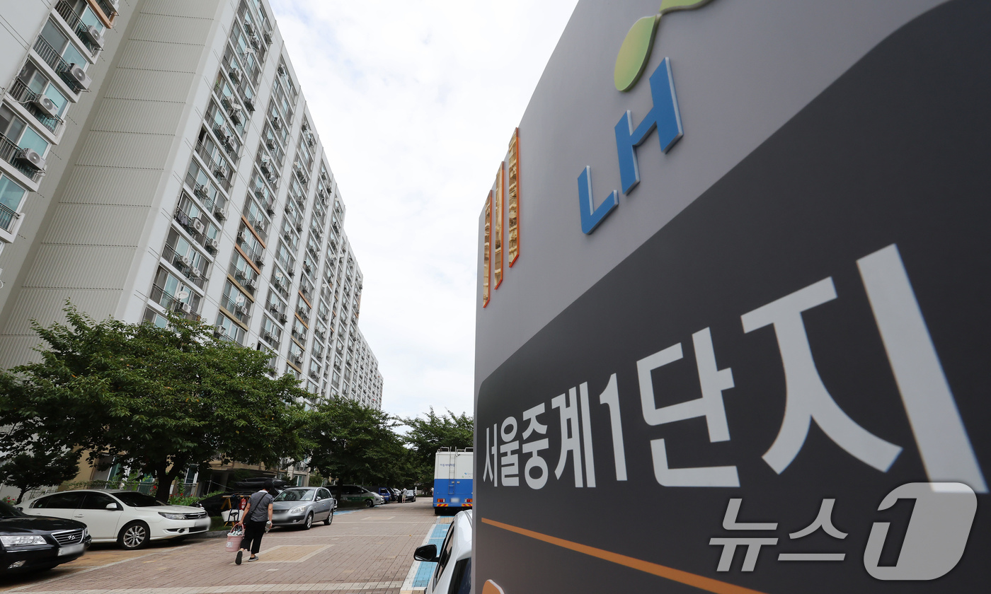 (서울=뉴스1) 장수영 기자 = 7일 서울 노원구 중계 주공1단지의 모습.정부가 이날 발표한 ‘주택공급 확대방안’에 따르면 서울 강남, 강서, 노원 등의 노후 공공 공공임대주택이 …