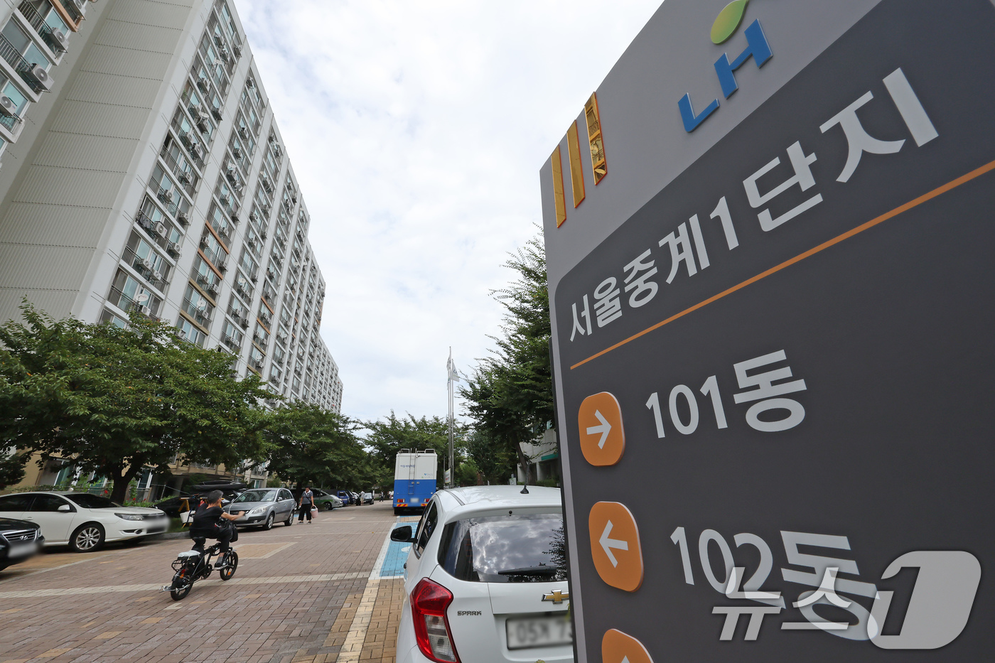 (서울=뉴스1) 장수영 기자 = 7일 서울 노원구 중계 주공1단지의 모습.정부가 이날 발표한 ‘주택공급 확대방안’에 따르면 서울 강남, 강서, 노원 등의 노후 공공 공공임대주택이 …