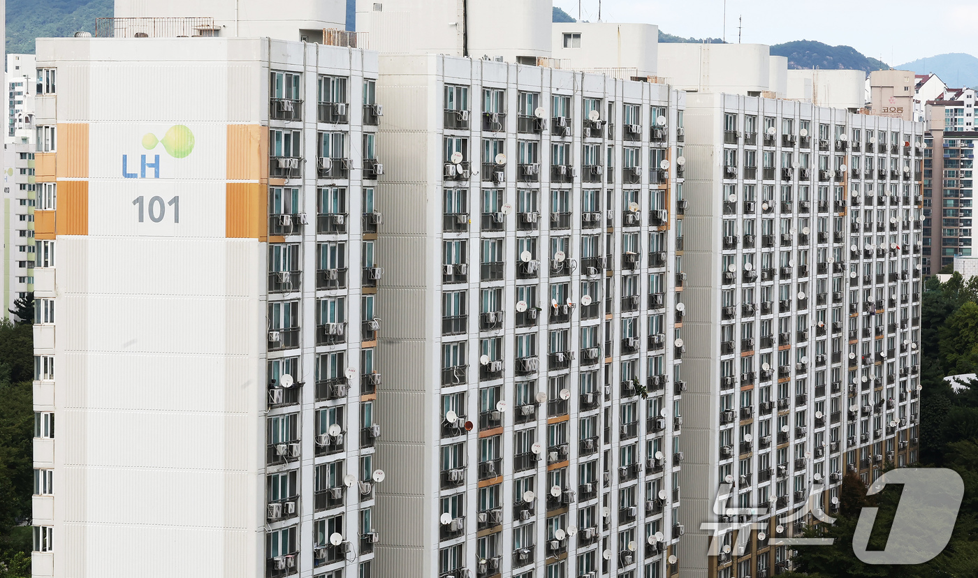 (서울=뉴스1) 장수영 기자 = 7일 서울 노원구 중계 주공1단지의 모습.정부가 이날 발표한 ‘주택공급 확대방안’에 따르면 서울 강남, 강서, 노원 등의 노후 공공 공공임대주택이 …