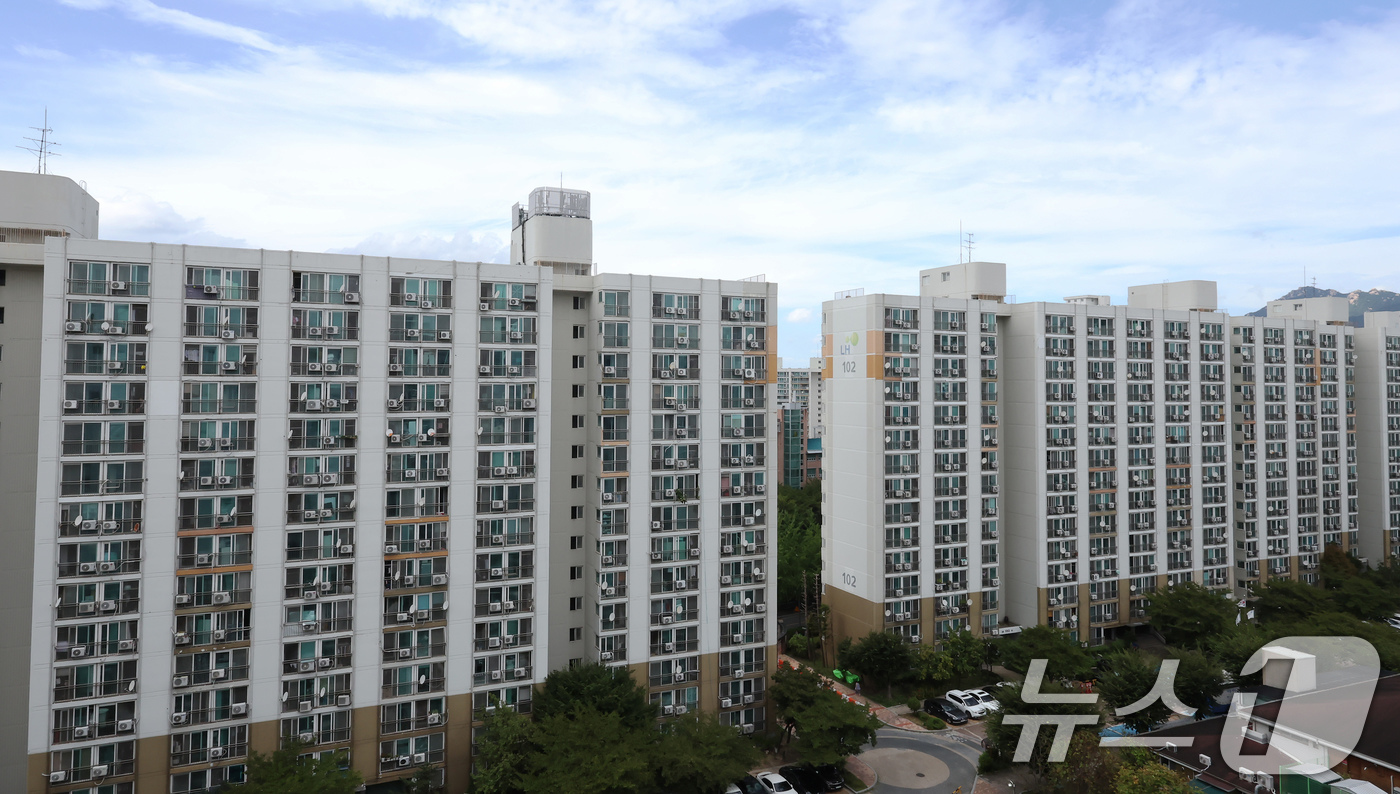 (서울=뉴스1) 장수영 기자 = 7일 서울 노원구 중계 주공1단지의 모습.정부가 이날 발표한 ‘주택공급 확대방안’에 따르면 서울 강남, 강서, 노원 등의 노후 공공 공공임대주택이 …