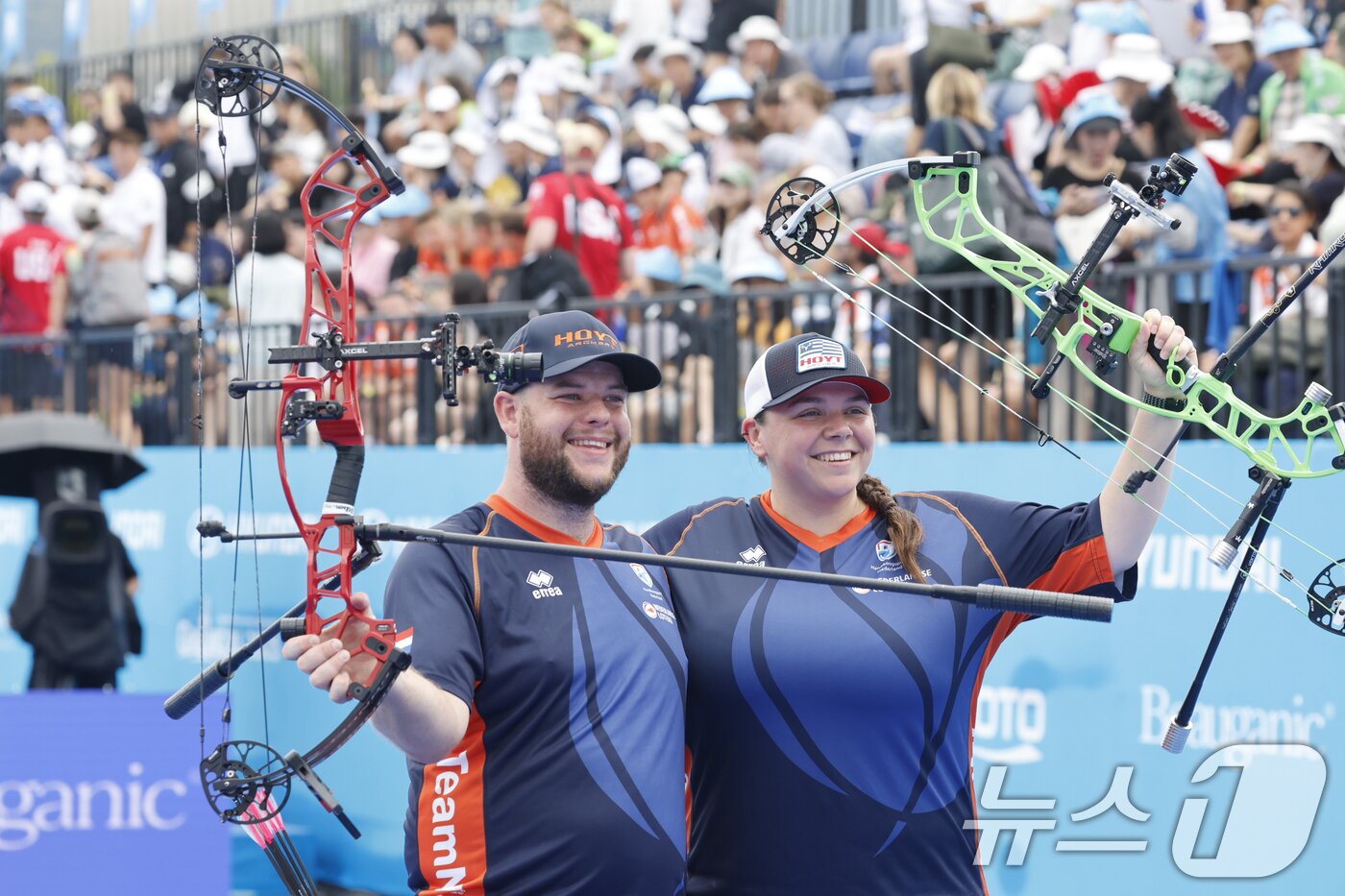 본문 이미지 - 7일 광주시 5·18민주광장에서 열린 '광주 2025 현대 세계 양궁선수권대회' 컴파운드 혼성 단체전 결승에서 네델란드 선수들이 인도팀에게 승리해 우승 후 기뻐하고 있다. 2025.9.7/뉴스1 ⓒ News1 김태성 기자