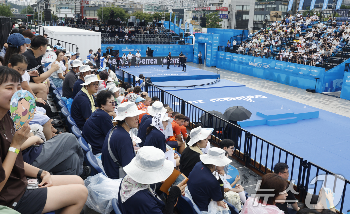 (광주=뉴스1) 김태성 기자 = 7일 광주시 5·18민주광장에서  '광주 2025 현대 세계 양궁선수권대회' 컴파운드 혼성 단체전 결승전이 많은 관중들 응원속에 펼쳐지고 있다. 2 …
