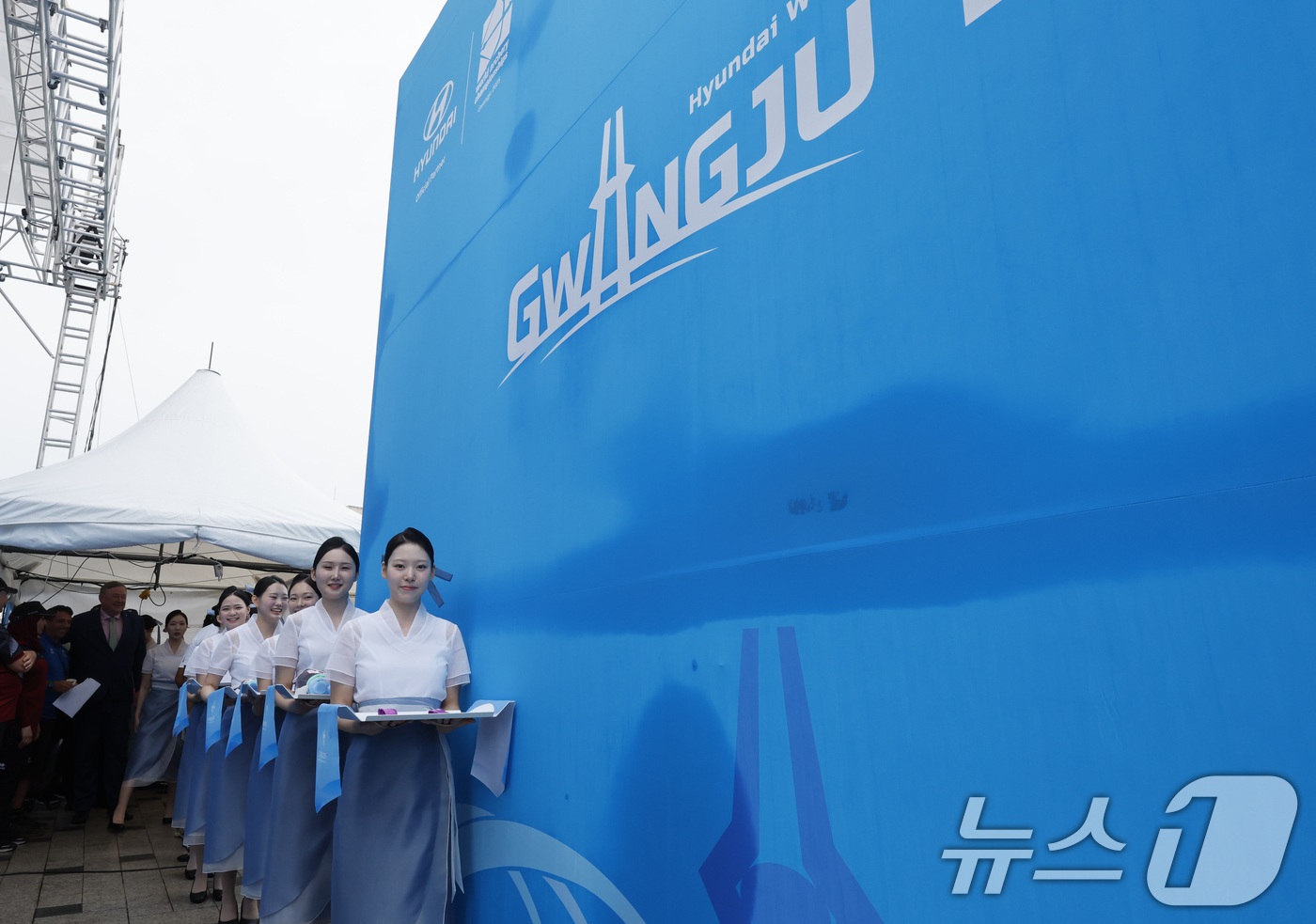 (광주=뉴스1) 김태성 기자 = 7일 광주시 5·18민주광장에서 열린 '광주 2025 현대 세계 양궁선수권대회' 컴파운드 혼성 단체전 시상식에서 광주여대 학생들인 시상요원들이 대기 …