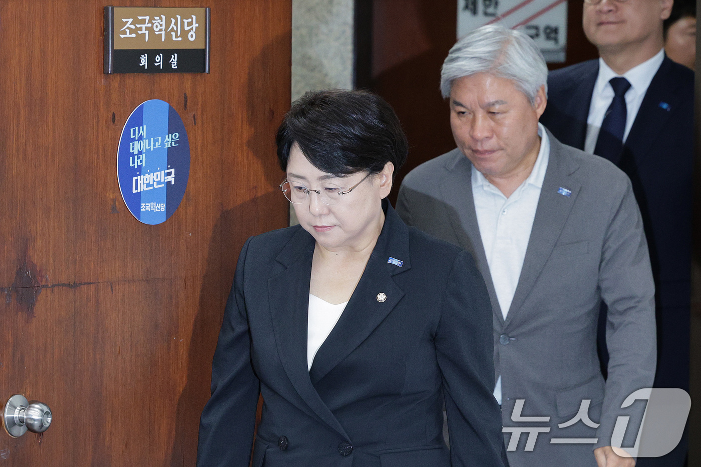 (서울=뉴스1) 신웅수 기자 = 김선민 조국혁신당 대표 권한대행과 서왕진 원내대표가 7일 오후 서울 여의도 국회에서 가진 긴급 최고위원회의에 참석하고 있다.이날 조국혁신당 지도부는 …