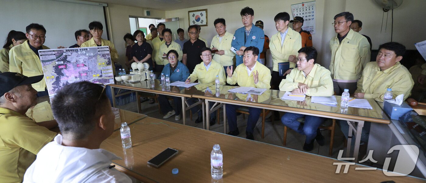 본문 이미지 - 7일 김관영 전북지사가 침수 피해를 입은 군산 문화삼성아파트를 찾아 주민들을 위로하고 피해 현황과 응급복구 상황을 점검하고 있다.(전북도 제공. 재판매 및 DB금지)/뉴스1