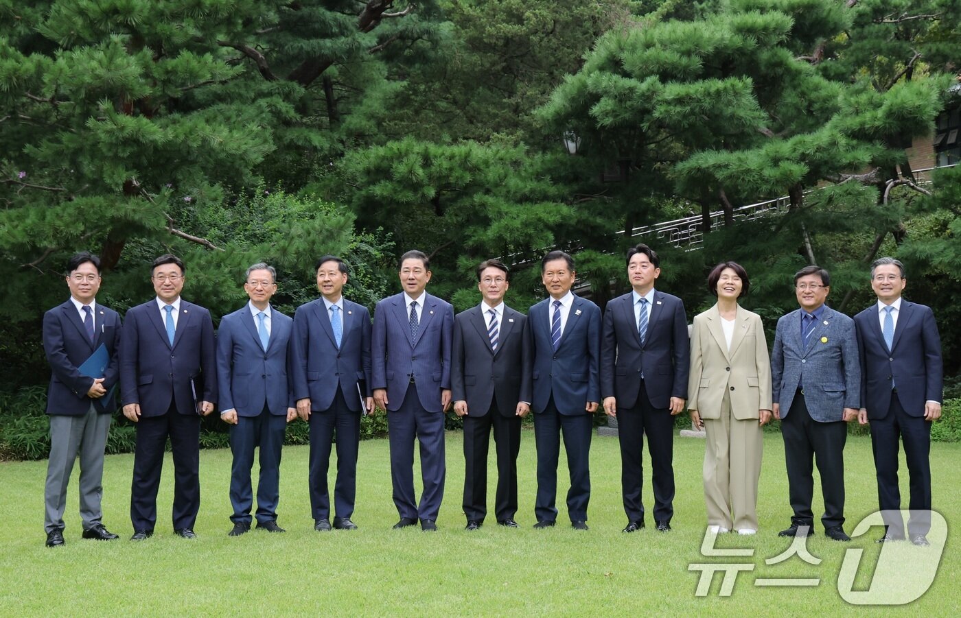 본문 이미지 - 김민석 국무총리가 7일 오후 서울 종로구 삼청동 총리공관에서 열린 고위당정협의회에서 정청래 더불어민주당 대표, 강훈식 대통령 비서실장을 비롯한 참석자들과 기념 촬영하고 있다. 왼쪽부터 김영훈 고용노동부 장관, 윤호중 행정안전부 장관, 정성호 법무부 장관, 구윤철 경제부총리 겸 기획재정부 장관, 김병기 더불어민주당 원내대표, 김 총리, 정청래 더불어민주당 대표, 강훈식 대통령실 비서실장, 한정애 더불어민주당 정책위의장, 김성환 환경부 장관, 김용범 대통령실 정책실장. &#40;공동취재&#41; 2025.9.7/뉴스1 ⓒ News1 박지혜 기자