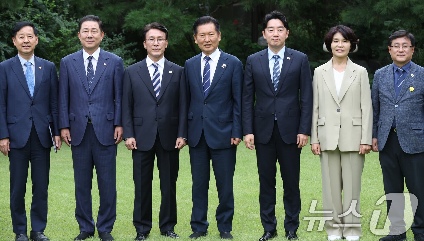 본문 이미지 - 김민석 국무총리가 7일 서울 종로구 삼청동 국무총리 서울공관에서 열린 제3차 고위당정협의회에 앞서 더불어민주당 정청래 대표, 강훈식 대통령 비서실장 등과 기념촬영하고 있다. &#40;공동취재&#41; 2025.9.7/뉴스1 ⓒ News1 박지혜 기자