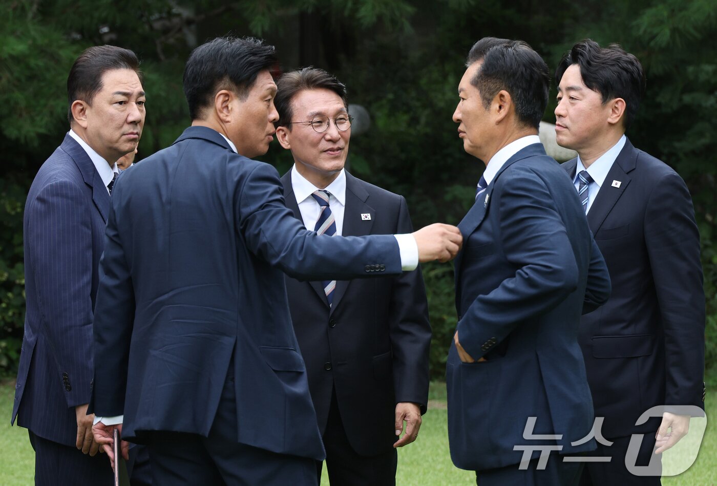 본문 이미지 - 김민석 국무총리가 7일 서울 종로구 삼청동 국무총리 서울공관에서 열린 제3차 고위당정협의회에 앞서 더불어민주당 정청래 대표, 강훈식 대통령 비서실장 등과 대화하고 있다. &#40;공동취재&#41; 2025.9.7/뉴스1 ⓒ News1 박지혜 기자