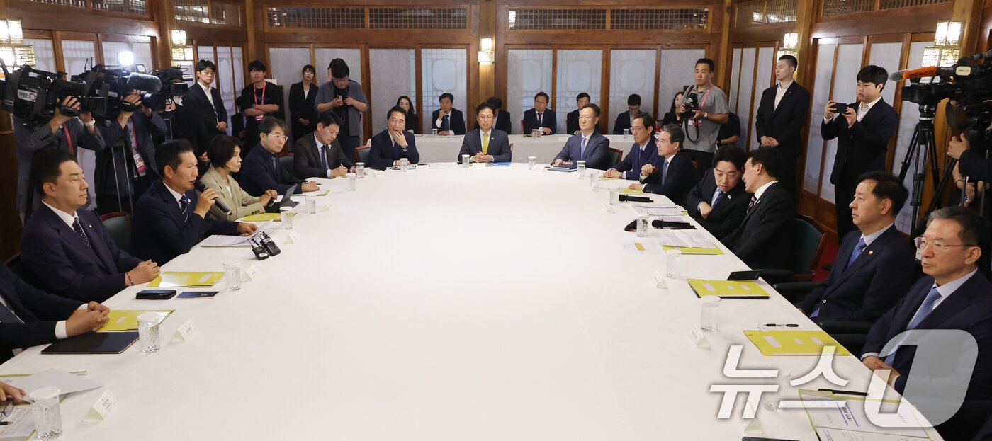본문 이미지 - 더불어민주당 정청래 대표가 7일 서울 종로구 삼청동 국무총리 서울공관에서 열린 제3차 고위당정협의회에서 발언하고 있다. &#40;공동취재&#41; 2025.9.7/뉴스1 ⓒ News1 박지혜 기자