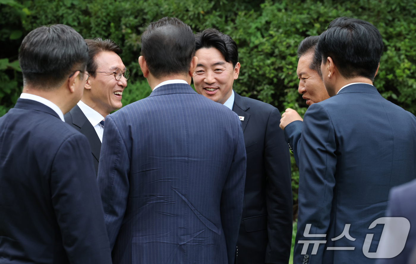 (서울=뉴스1) 박지혜 기자 = 김민석 국무총리가 7일 서울 종로구 삼청동 국무총리 서울공관에서 열린 제3차 고위당정협의회에 앞서 더불어민주당 정청래 대표와 인사를 나누고 있다. …