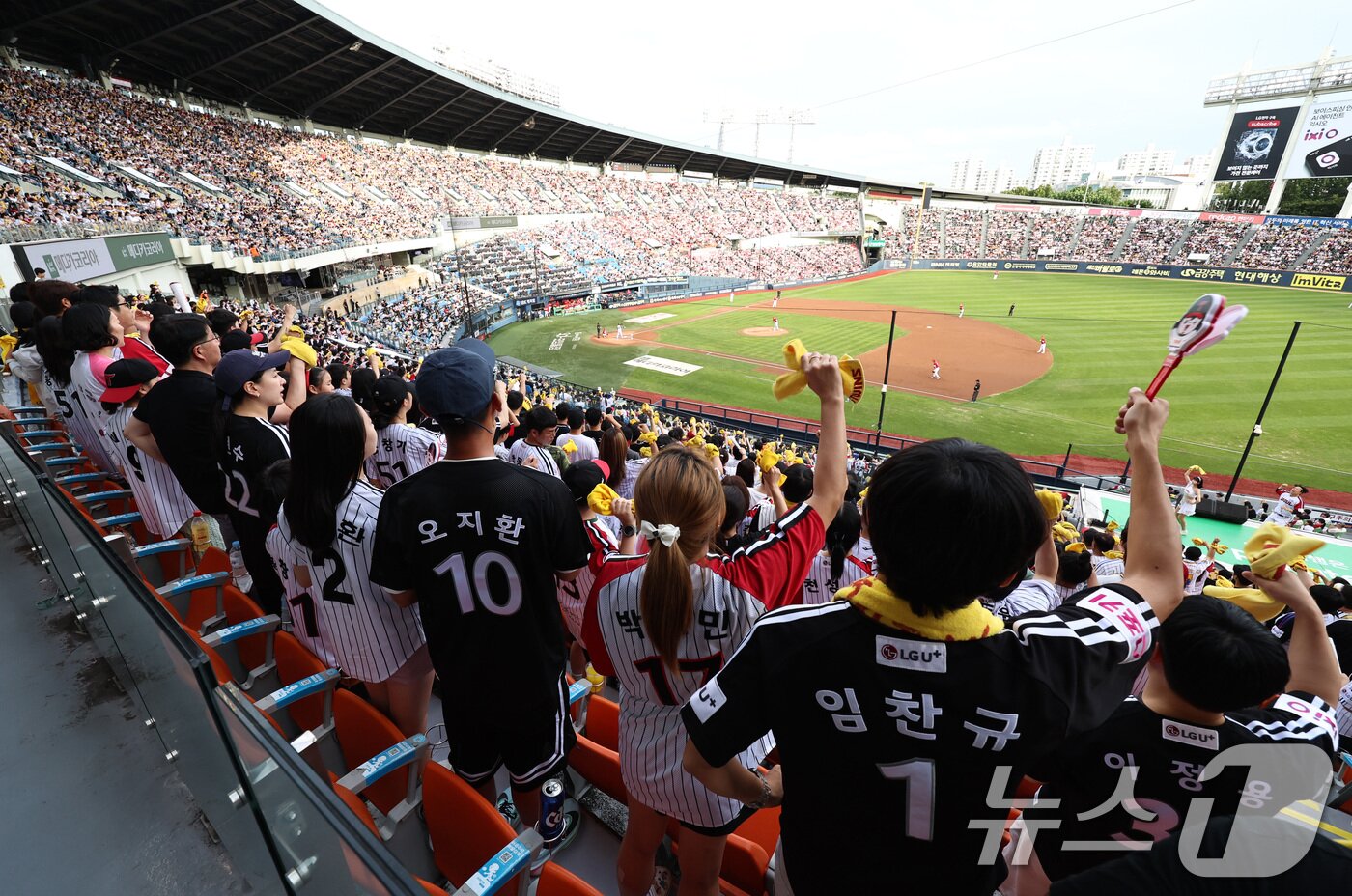 본문 이미지 - KBO리그 경기를 즐기는 야구팬들. 2025.9.7 ⓒ 뉴스1 구윤성 기자