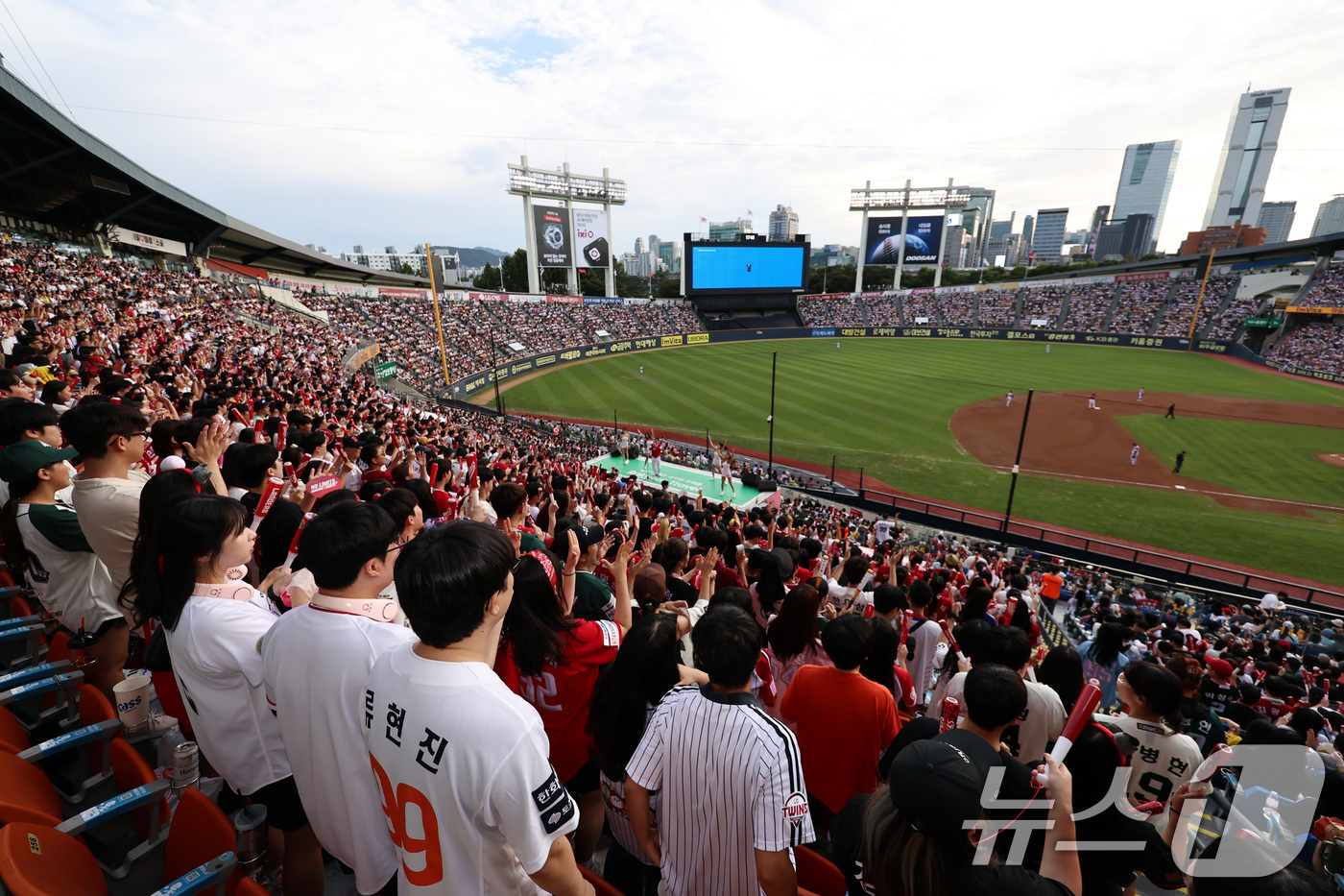 (서울=뉴스1) 구윤성 기자 = 7일 오후 서울 송파구 잠실야구장에서 열린 프로야구 '2025 신한 SOL 뱅크 KBO리그' LG 트윈스와 SSG 랜더스의 경기에서 야구팬들이 응원 …