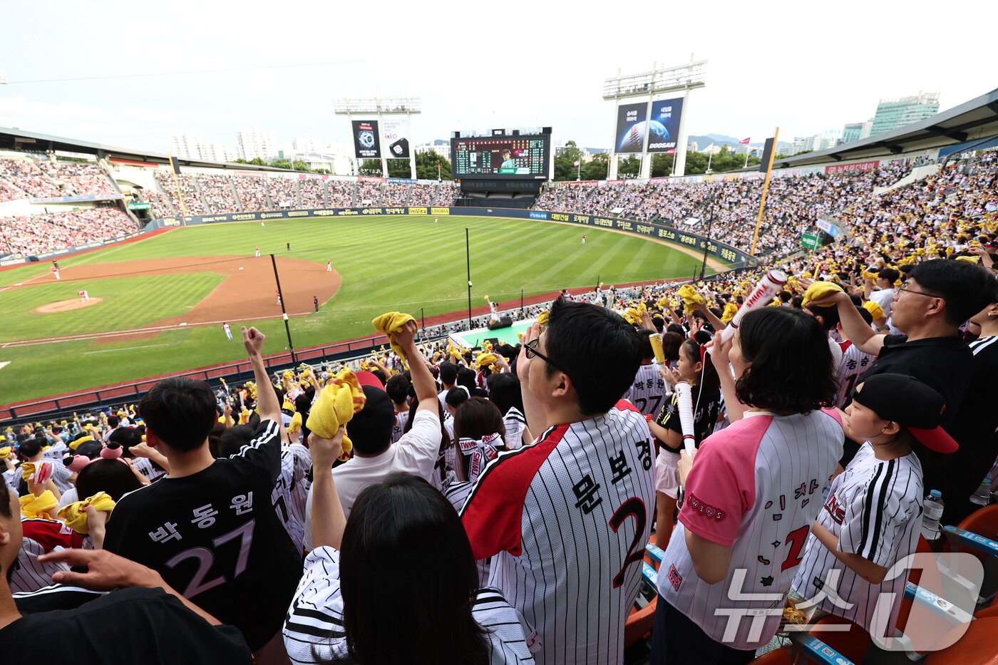 본문 이미지 - 7일 오후 서울 송파구 잠실야구장에서 열린 프로야구 &#39;2025 신한 SOL 뱅크 KBO리그&#39; LG 트윈스와 SSG 랜더스의 경기에서 야구팬들이 응원을 펼치고 있다. KBO&#40;한국야구위원회&#41;는 지난 5일 프로야구 누적 관중 1090만1173명을 기록했다고 밝혔다. 635경기 만에 세운 단일 시즌 역대 최다 기록이다. 2025.9.7/뉴스1 ⓒ News1 구윤성 기자