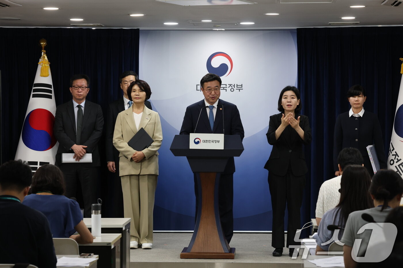 본문 이미지 - 윤호중 행정안전부 장관과 한정애 더불어민주당 정책위의장이 7일 서울 종로구 정부서울청사에서 제3차 고위당정협의회 결과 브리핑을 하고 있다. 2025.9.7/뉴스1 ⓒ News1 임세영 기자