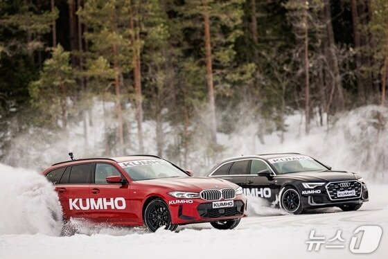 본문 이미지 - 지난 2월 스웨덴 외스테르순드 서킷에서 개최된 &#39;금호 윈터 드라이빙 익스피리언스&#39;에서 금호타이어 겨울용 타이어 &#39;윈터크래프트 WP52+&#39;를 장착한 차량이 스노우 핸들링 구간을 질주하는 모습&#40;금호타이어 제공. 재판매 및 DB 금지&#41;. 2025.02.20.