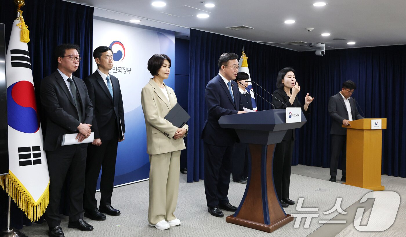 본문 이미지 - 윤호중 행정안전부 장관과 한정애 더불어민주당 정책위의장이 7일 서울 종로구 정부서울청사에서 제3차 고위당정협의회 결과 브리핑을 하고 있다. 2025.9.7/뉴스1 ⓒ News1 임세영 기자